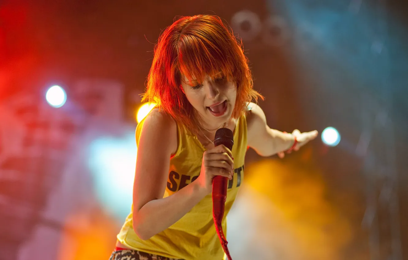 Photo wallpaper girl, lights, concert, microphone, singer, red, paramore, williams
