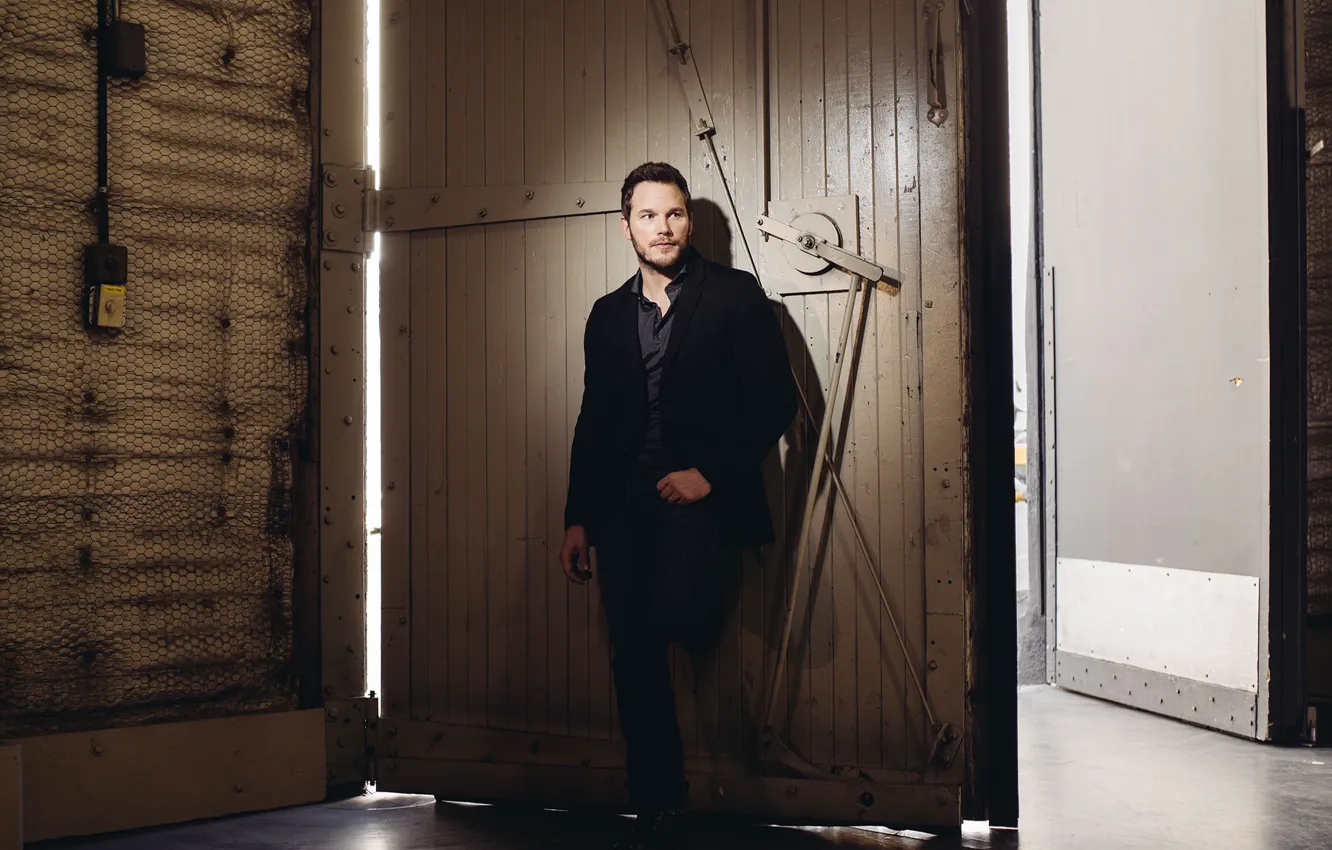 Photo wallpaper building, gate, photographer, costume, actor, photoshoot, Chris Pratt, for the film