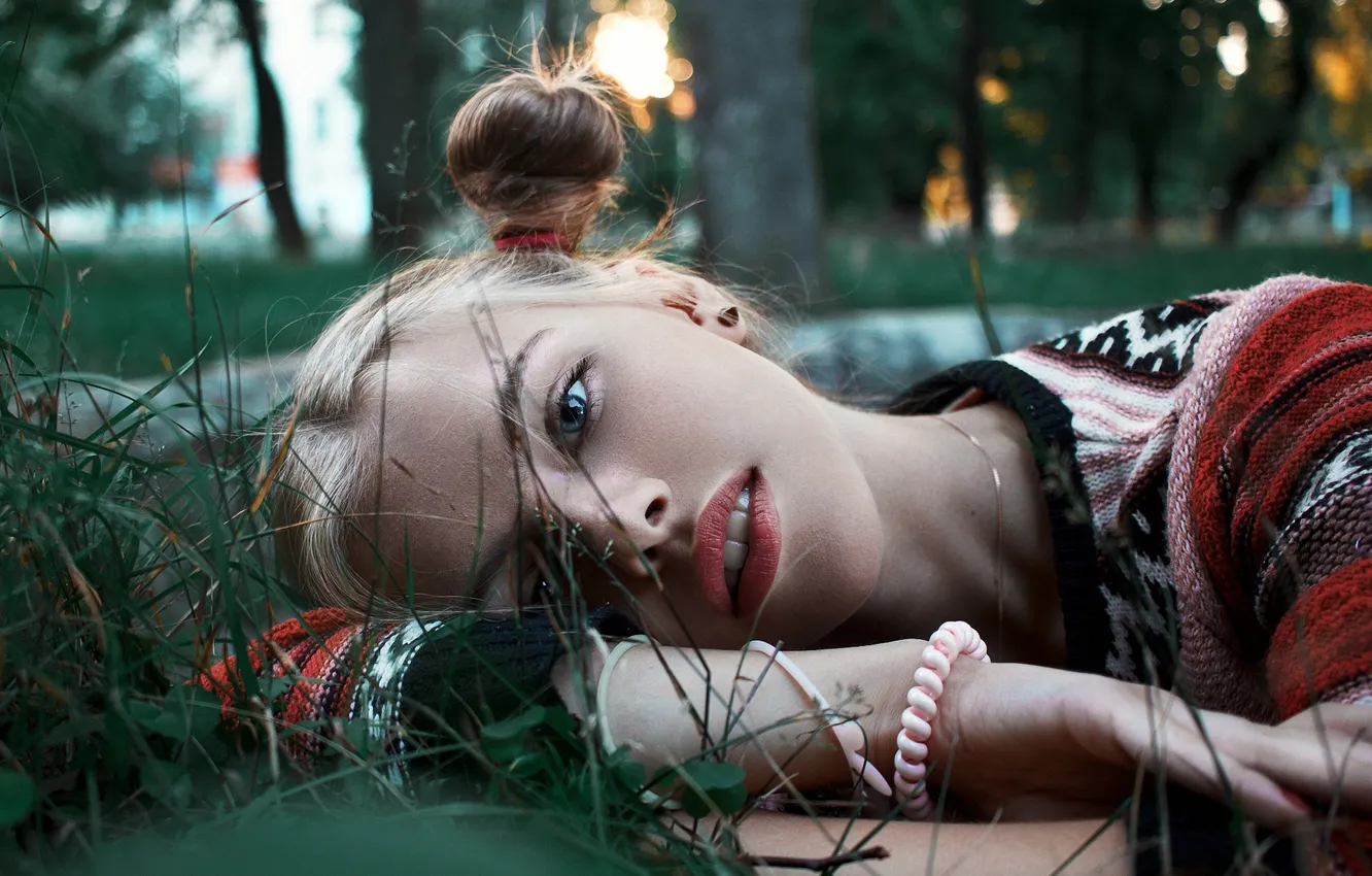 Photo wallpaper greens, grass, look, girl, face, sweetheart, lies, singer