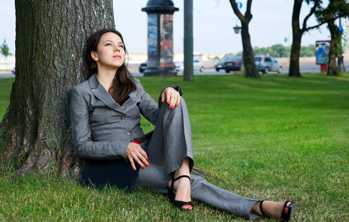 Photo wallpaper road, greens, machine, girl, pose, lawn, makeup, brunette