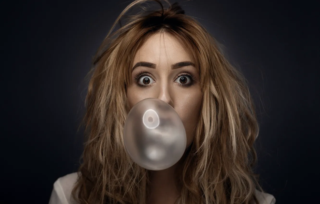 Photo wallpaper eyes, look, girl, face, surprise, chewing gum