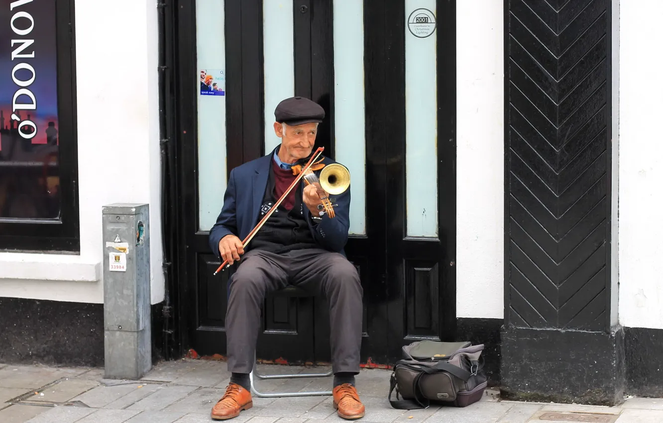 Photo wallpaper street, violin, people