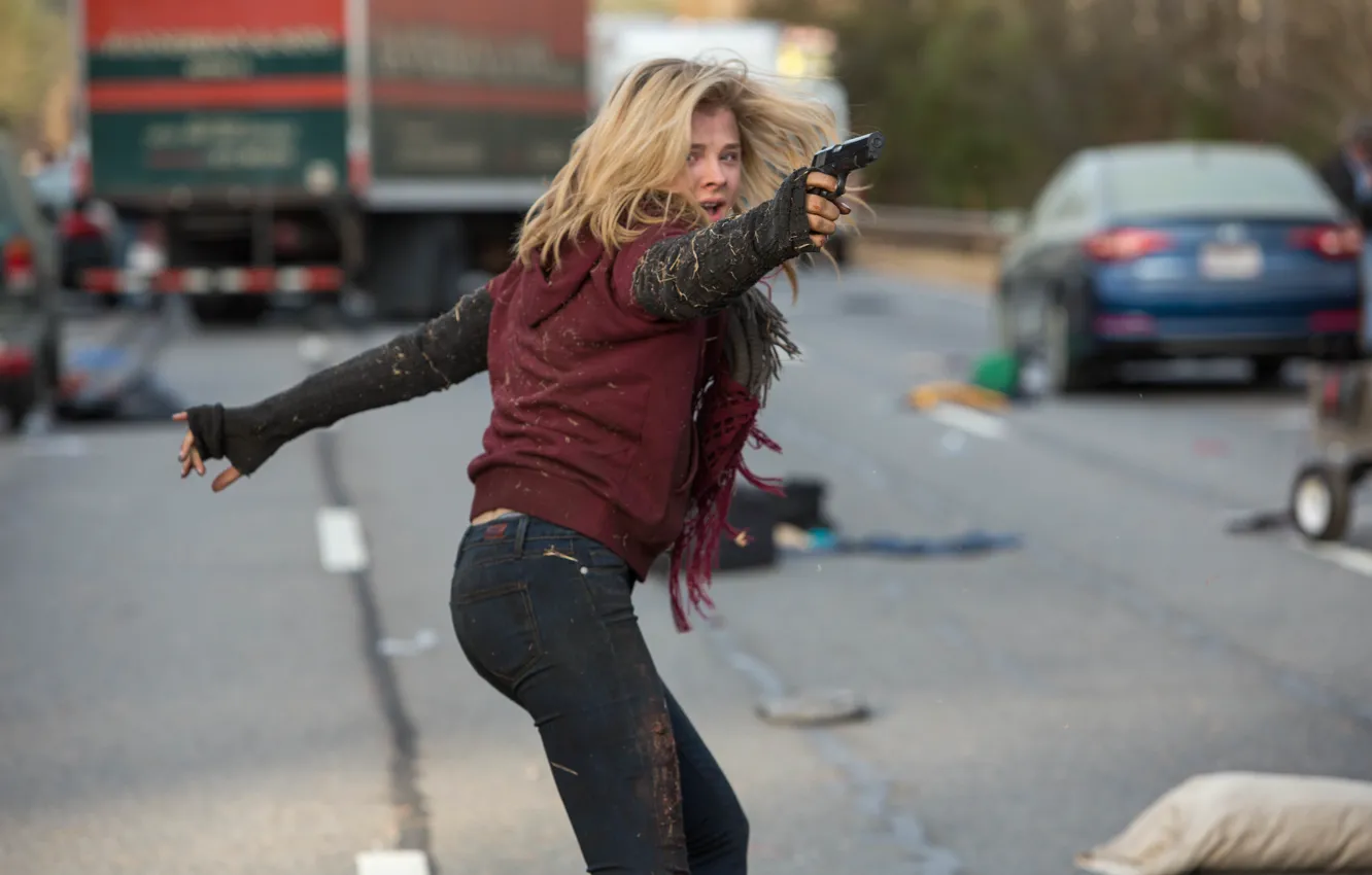 Photo wallpaper road, gun, chaos, postapokalipsis, Chloe Grace Moretz, Chloe Grace Moretz, The 5th Wave, Cassie Sullivan