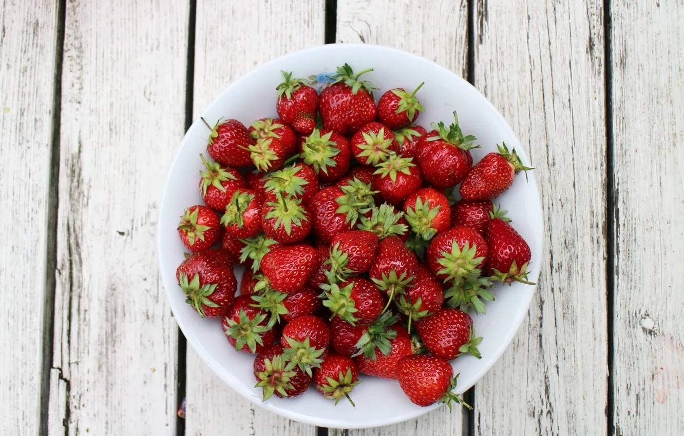 Photo wallpaper berries, strawberry, plate, wood