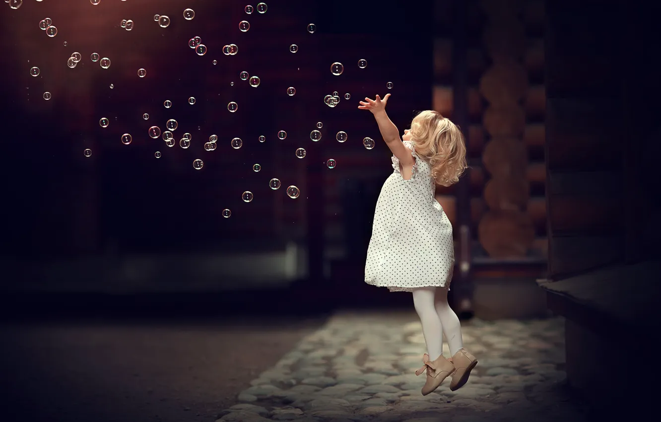 Photo wallpaper bubbles, jump, the game, bubbles, girl, baby, child, Marianne Smolin