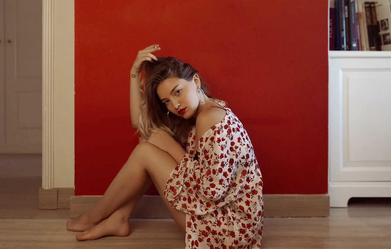 Photo wallpaper girl, face, hair, dress, floor, sitting