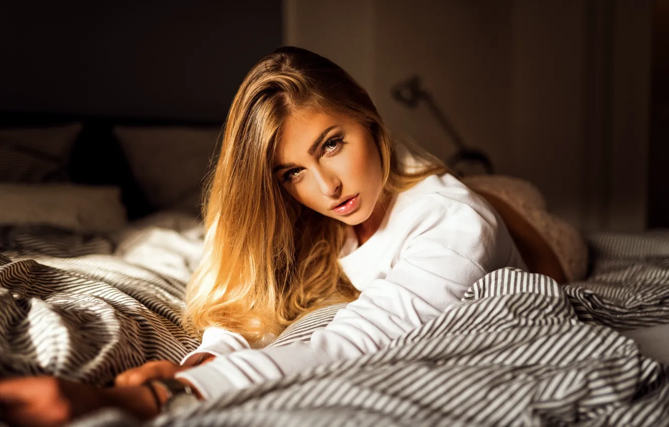 Photo wallpaper girl, light, face, portrait