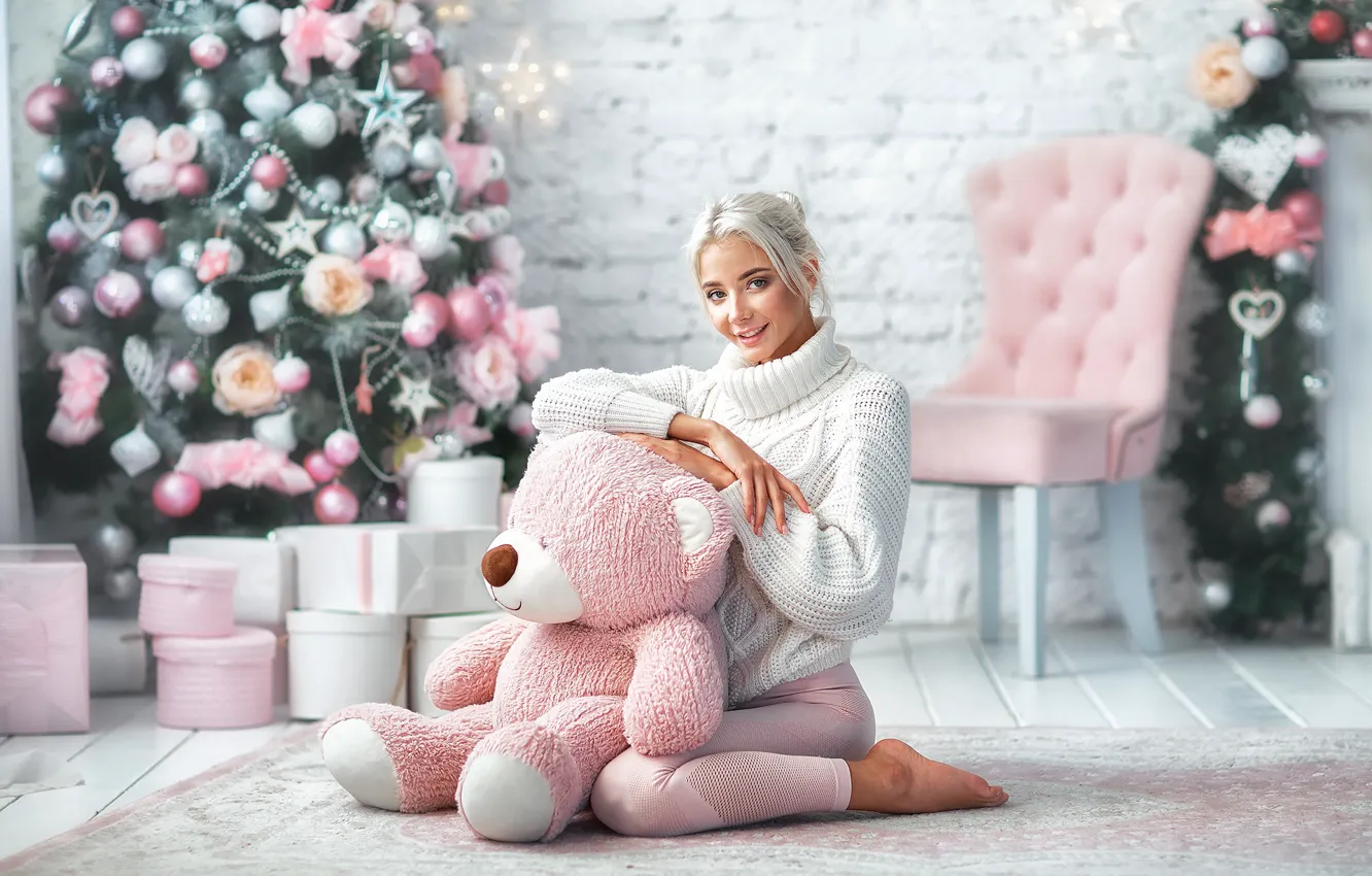 Photo wallpaper look, girl, pose, smile, mood, tree, new year, bear