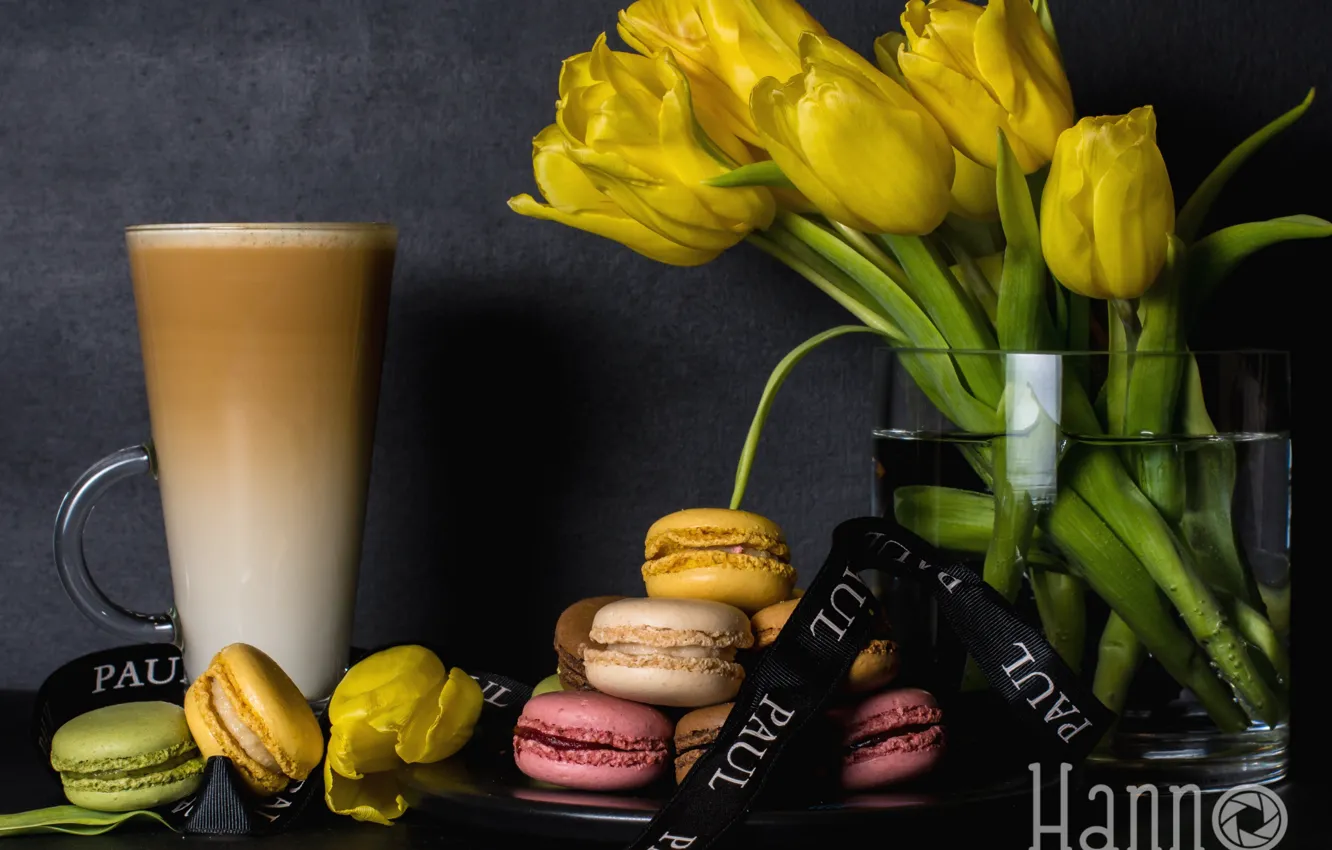 Photo wallpaper tulips, latte, macaroon