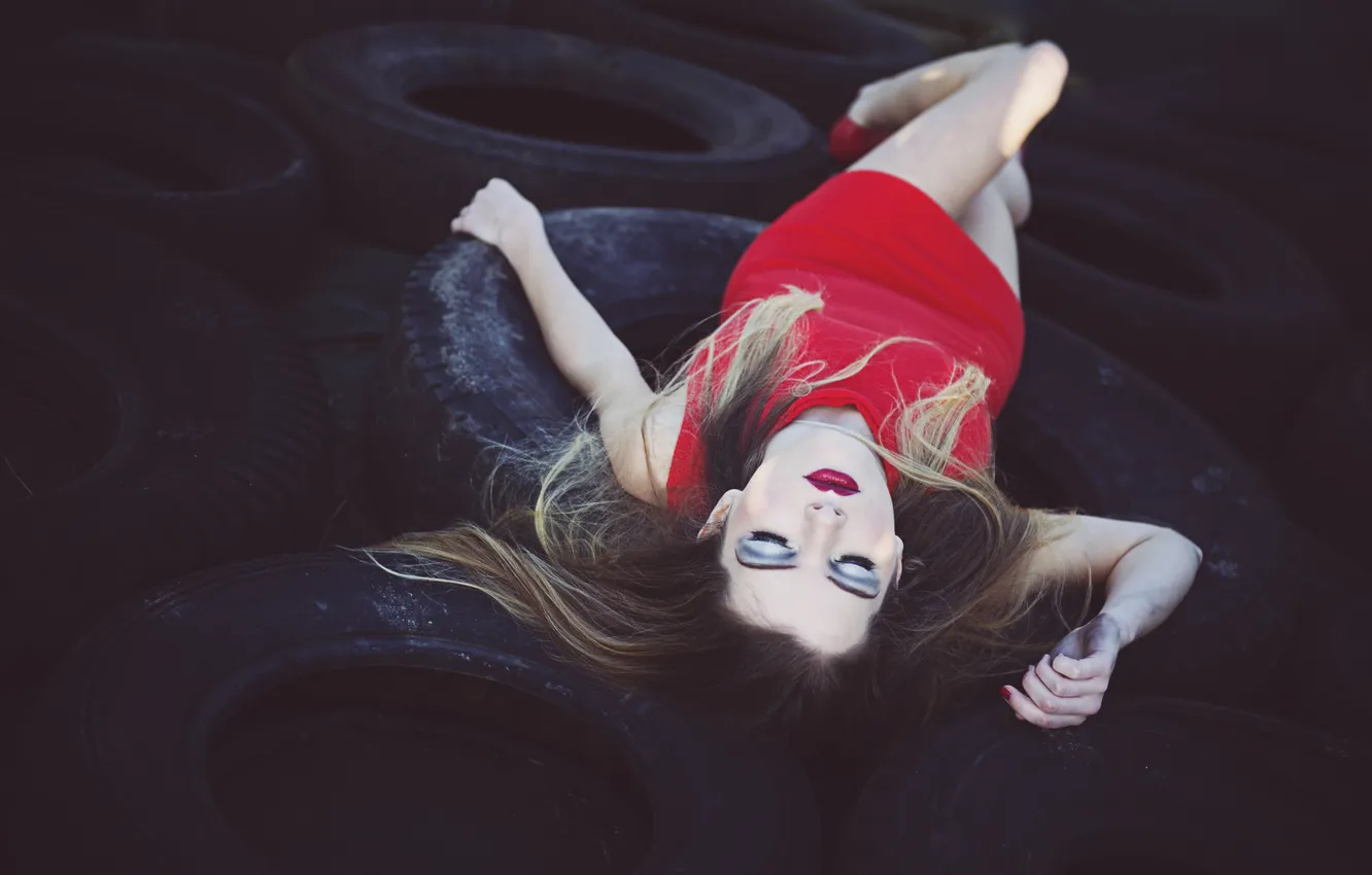 Photo wallpaper girl, face, hair, dress, lies, tires, in red