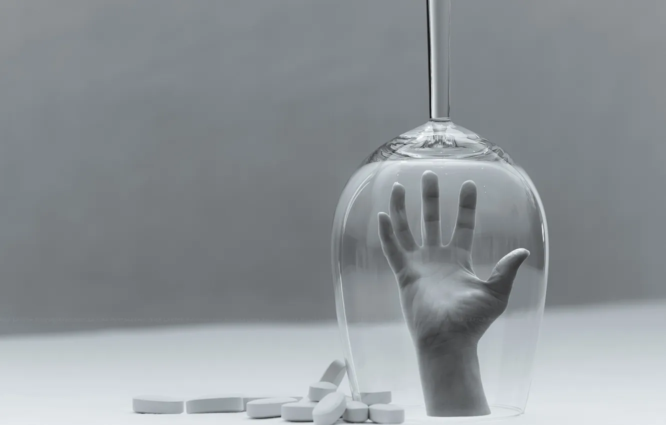 Photo wallpaper glass, hand, pills