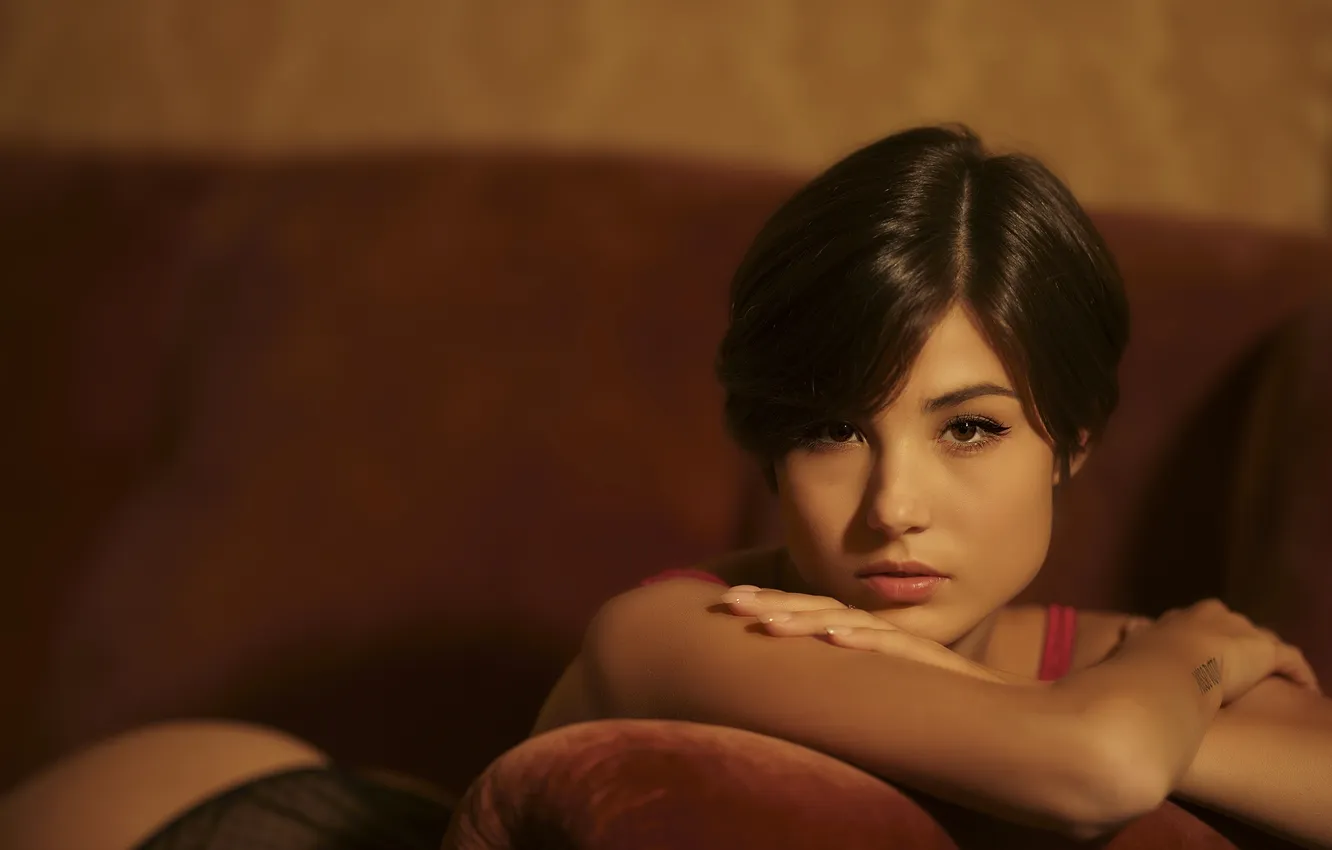 Photo wallpaper model, looking at camera, Giorgia Soleri, Low Light, On The COuch
