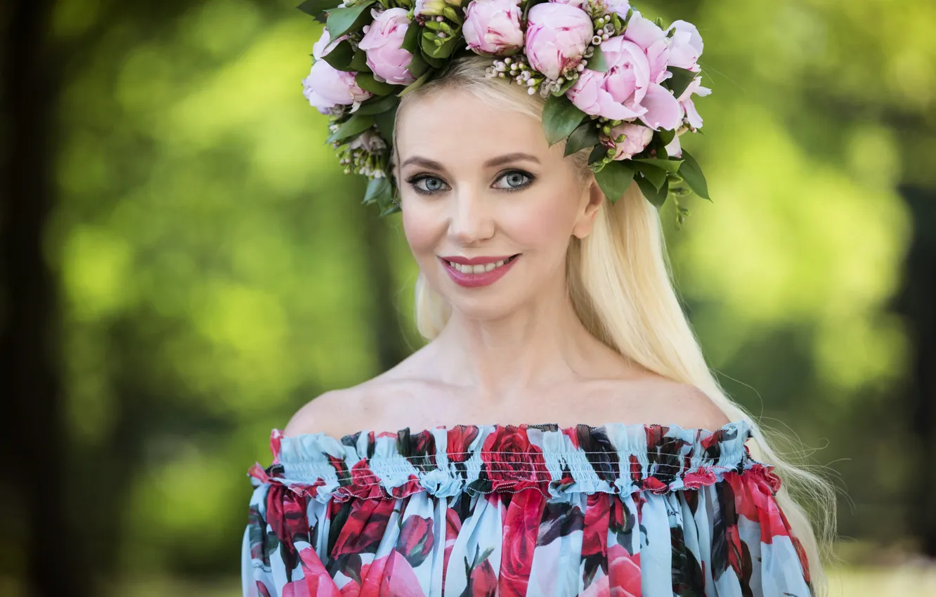 Photo wallpaper girl, portrait, wreath