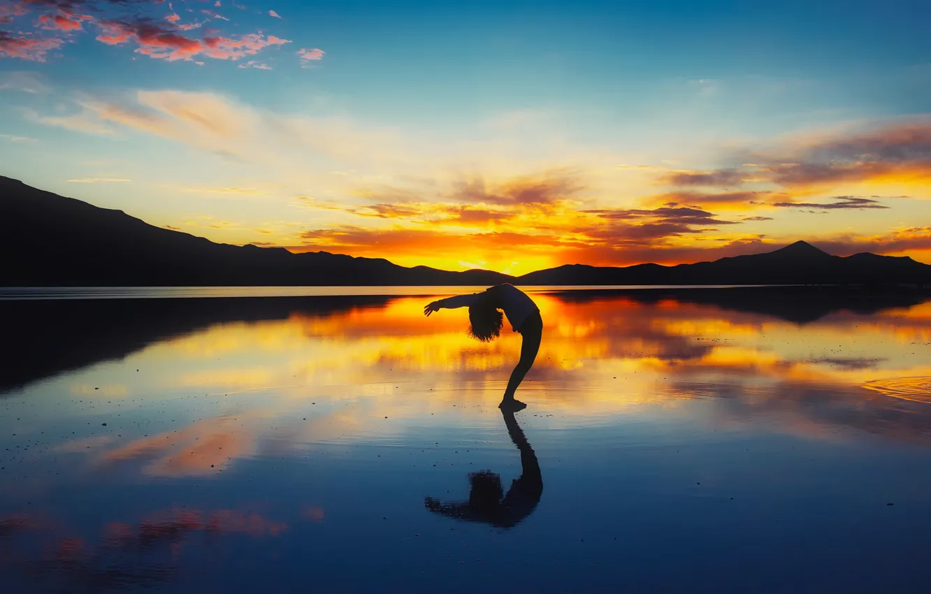 Photo wallpaper MOUNTAINS, HORIZON, The SKY, CLOUDS, REFLECTION, SURFACE, SUNSET, POSE