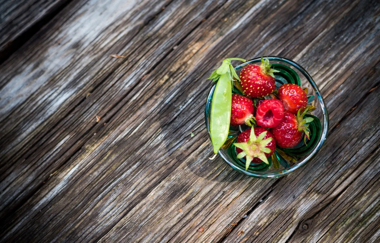 Photo wallpaper macro, glass, berries, raspberry, strawberry, peas