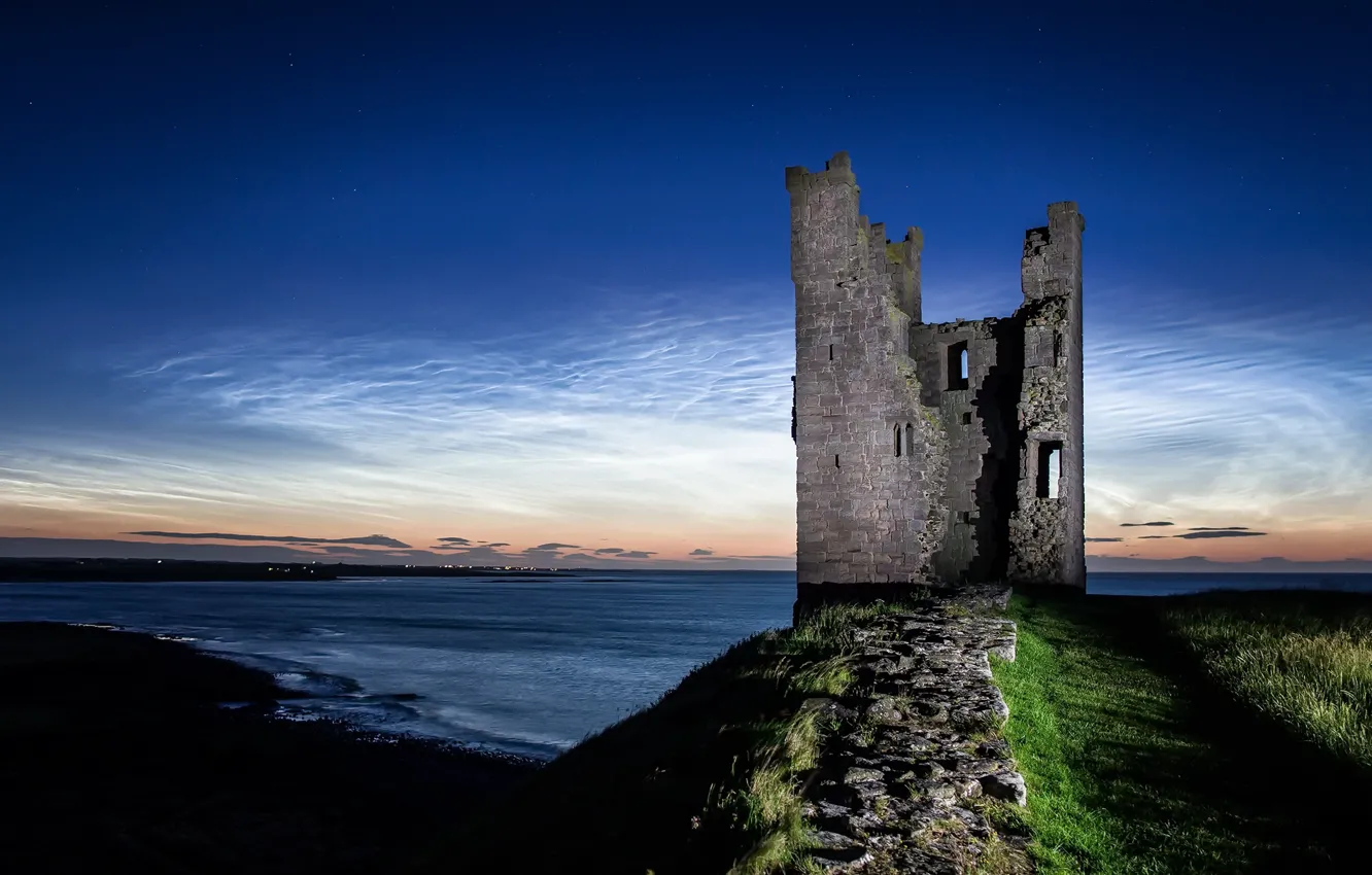 Photo wallpaper Northumberland, Dunstanburgh Castle, Night Shining Tower - Noctilucent Clouds