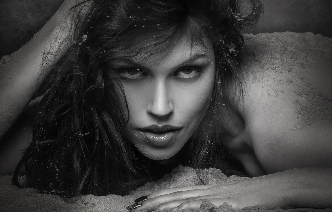 Photo wallpaper sand, look, girl, portrait, black and white photo