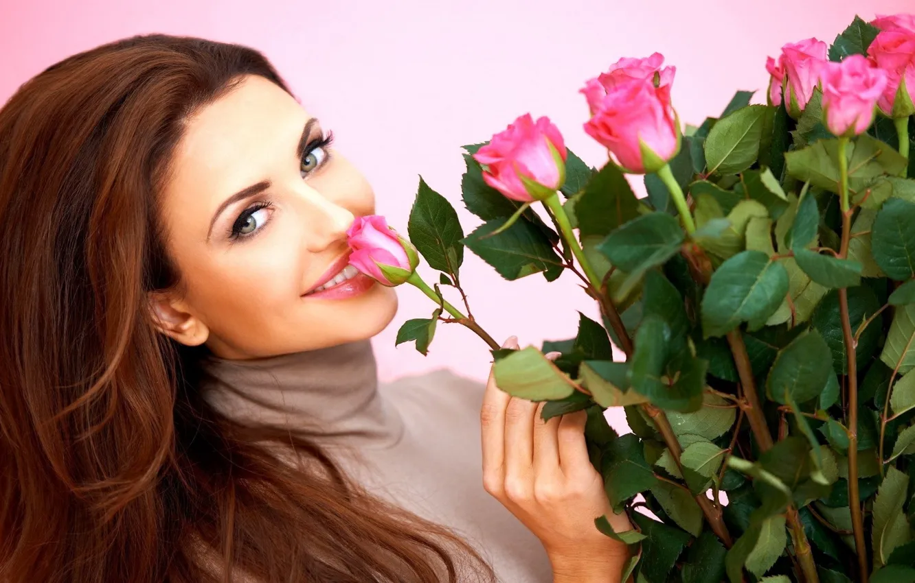Photo wallpaper smile, flowers, background, model, Monika Pietrasinska, look, bouquet, roses