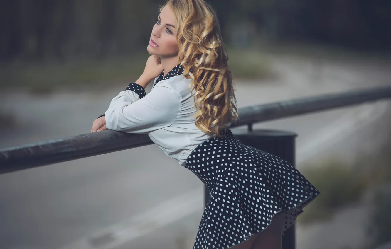 Photo wallpaper figure, curves, legs, back, waist