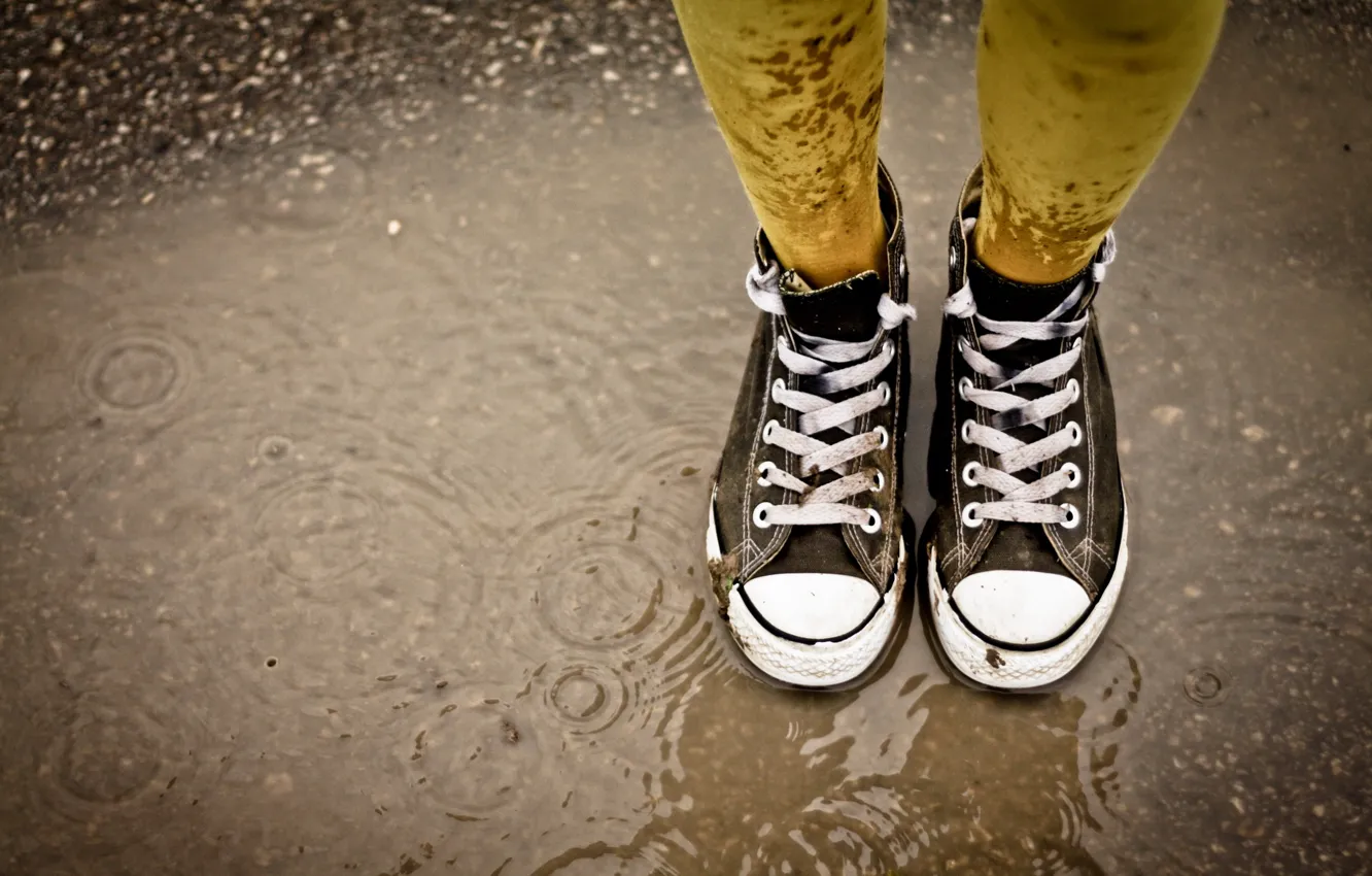 Photo wallpaper rain, puddle, laces, gaze, Sneakers