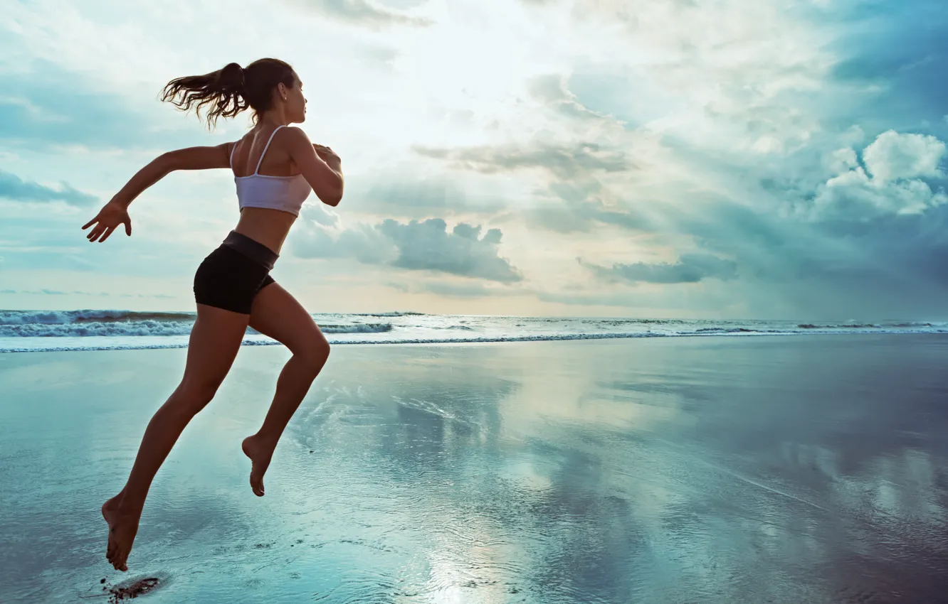 Photo wallpaper beach, train, woman run