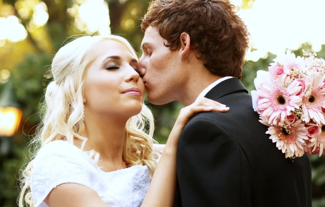 Photo wallpaper kiss, bouquet, blonde, the bride, the groom