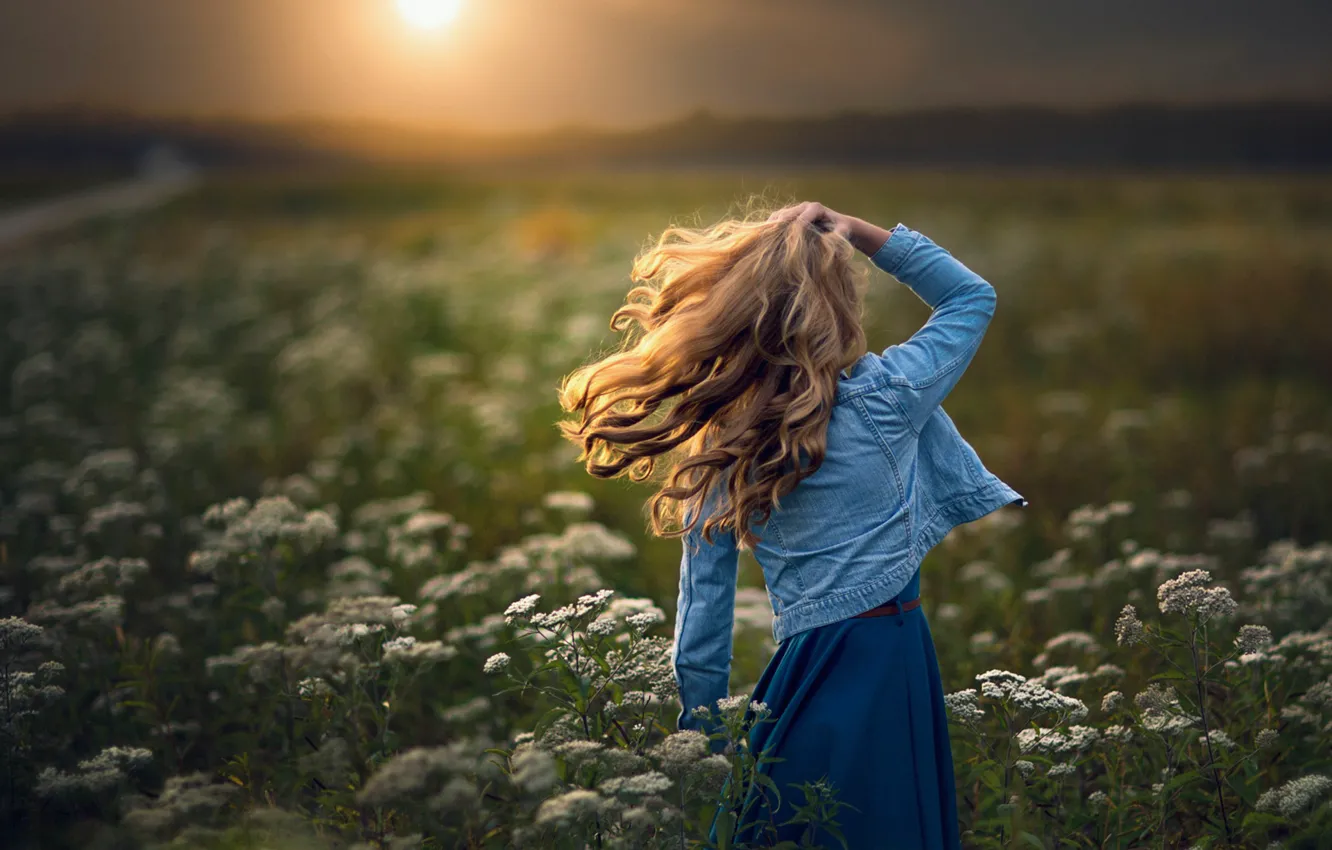 Photo wallpaper field, the sun, girl
