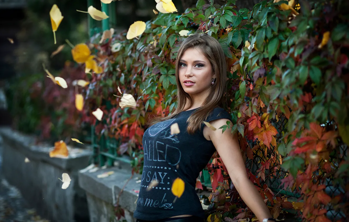 Photo wallpaper autumn, leaves, portrait