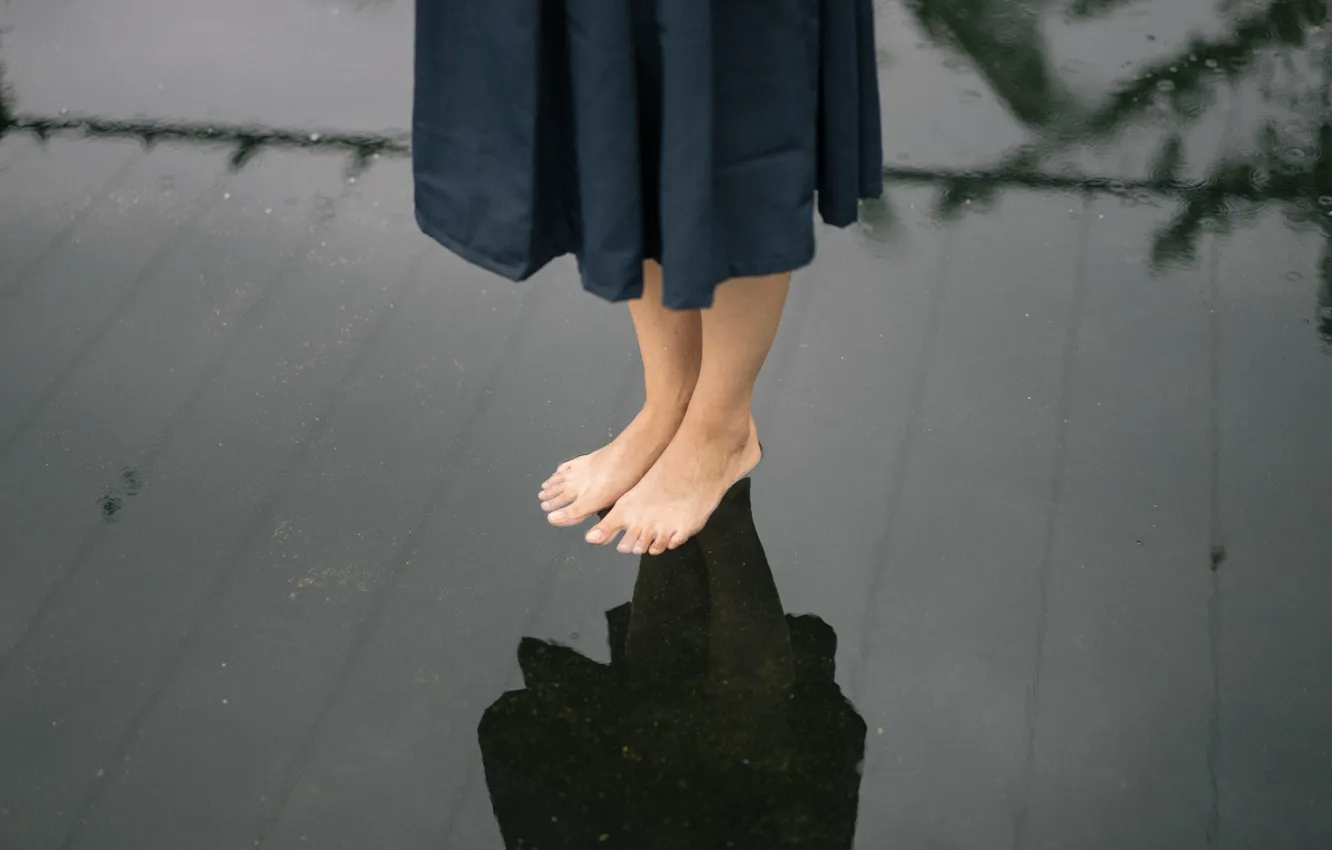 Photo wallpaper girl, dress, water, raindrops, mirror, reflections, feet, deck