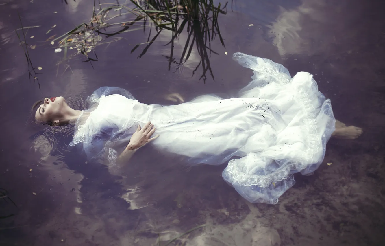Photo wallpaper girl, in the water, Ophelia