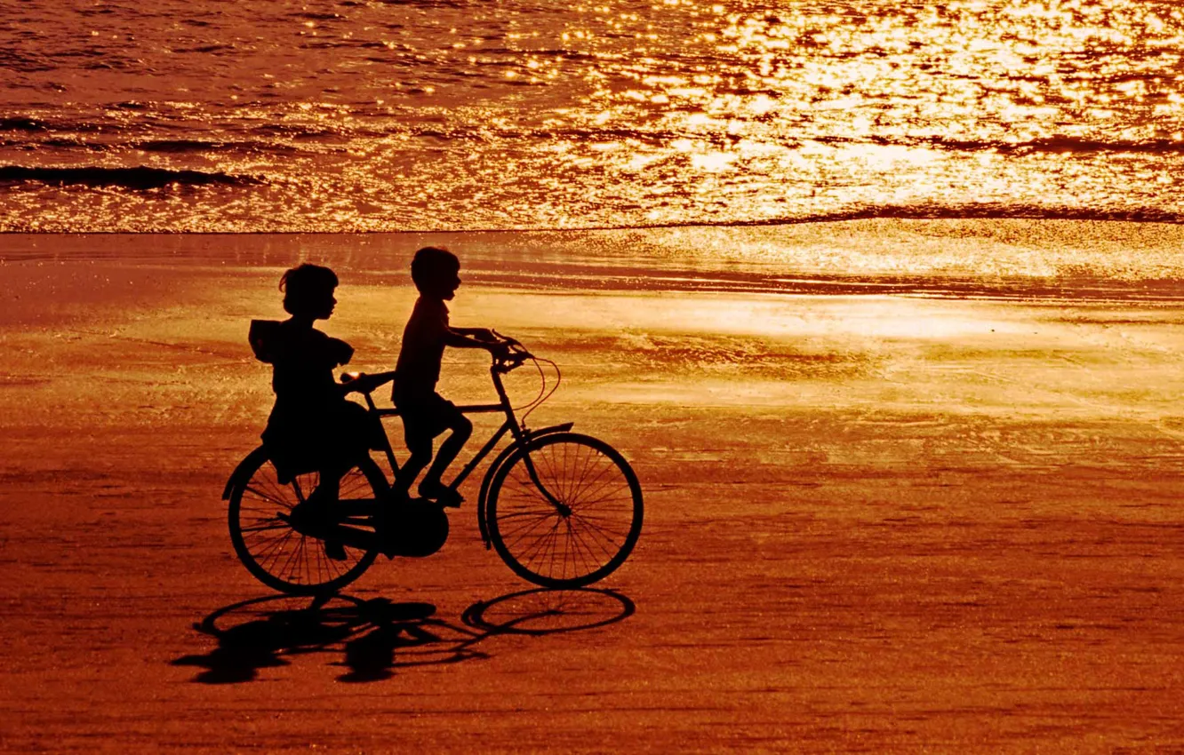 Photo wallpaper sea, bike, children, shore, India, silhouette, Blik, Goa