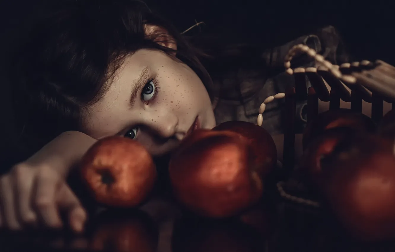 Photo wallpaper apples, girl, freckles, Misia