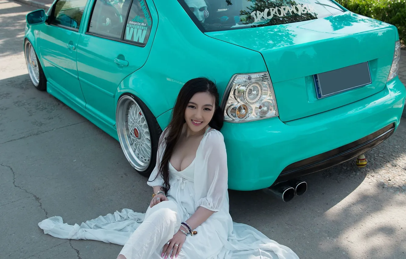 Photo wallpaper auto, look, girl, smile, Asian, beautiful girl, sitting on the machine, Volkswagen Bora