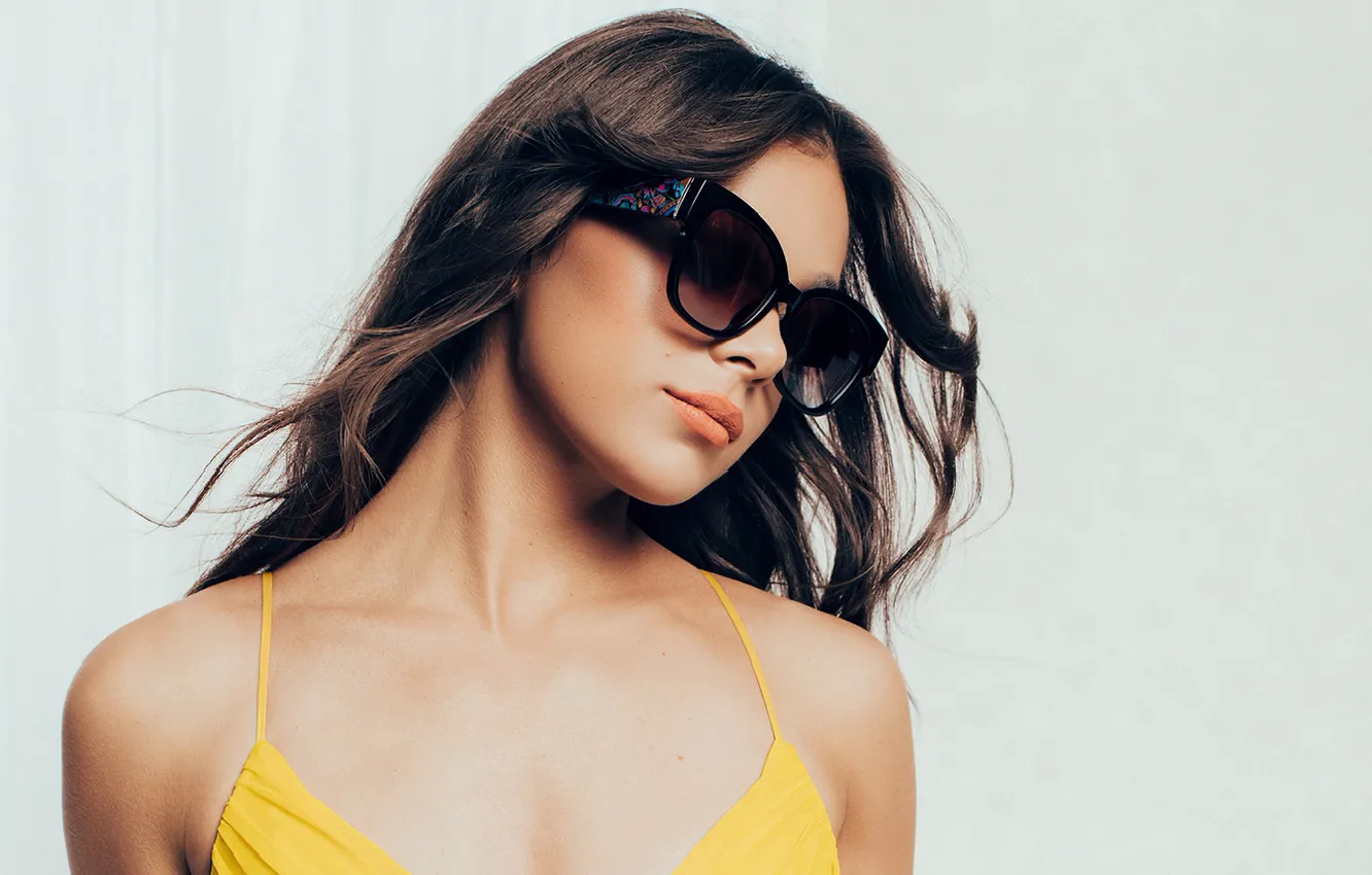 Photo wallpaper girl, face, brunette, glasses, lips, shoulders, Hailee Steinfeld