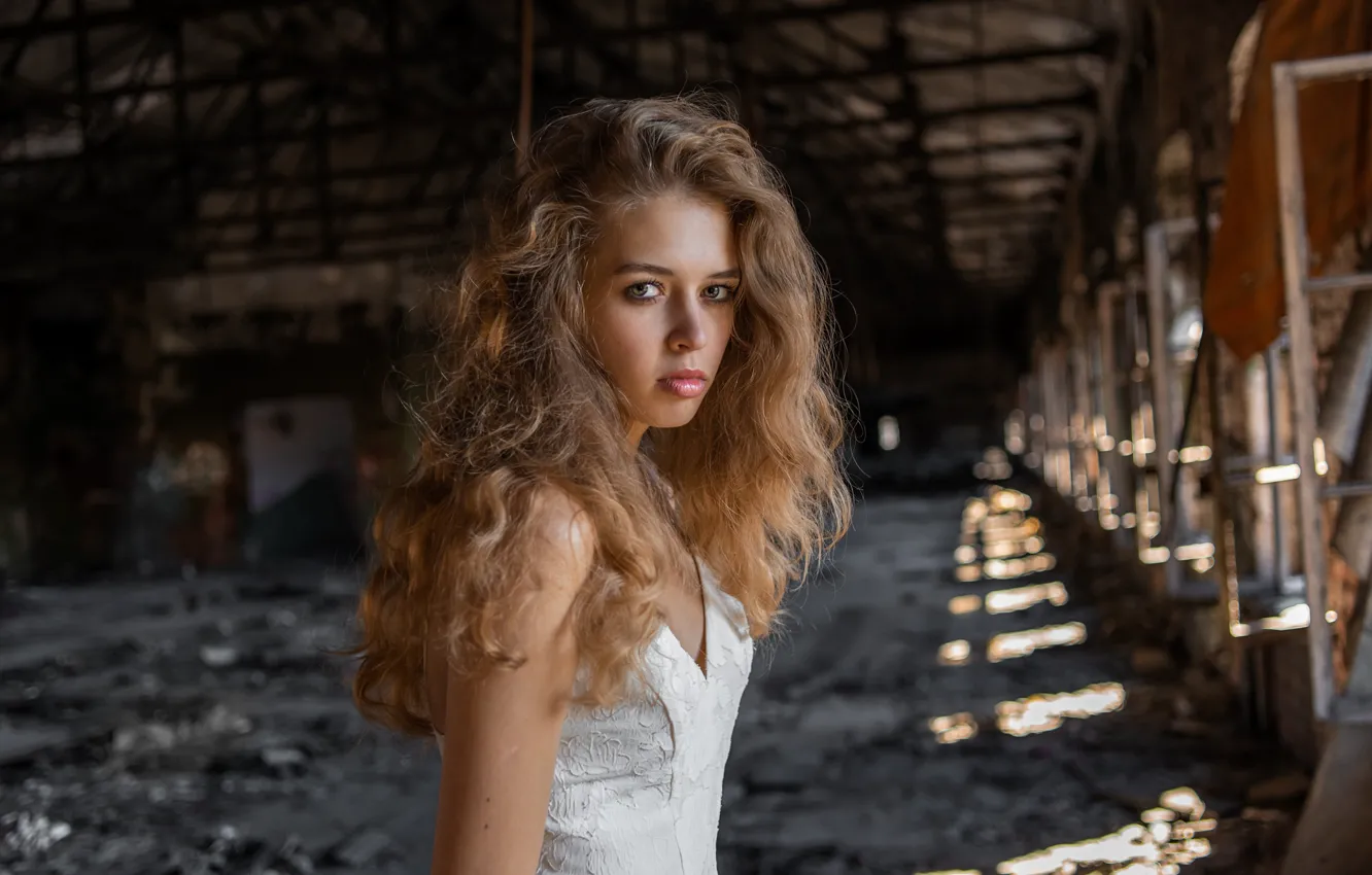 Photo wallpaper look, girl, face, hair, portrait, the ruins, curls, Oleg Vadimovich