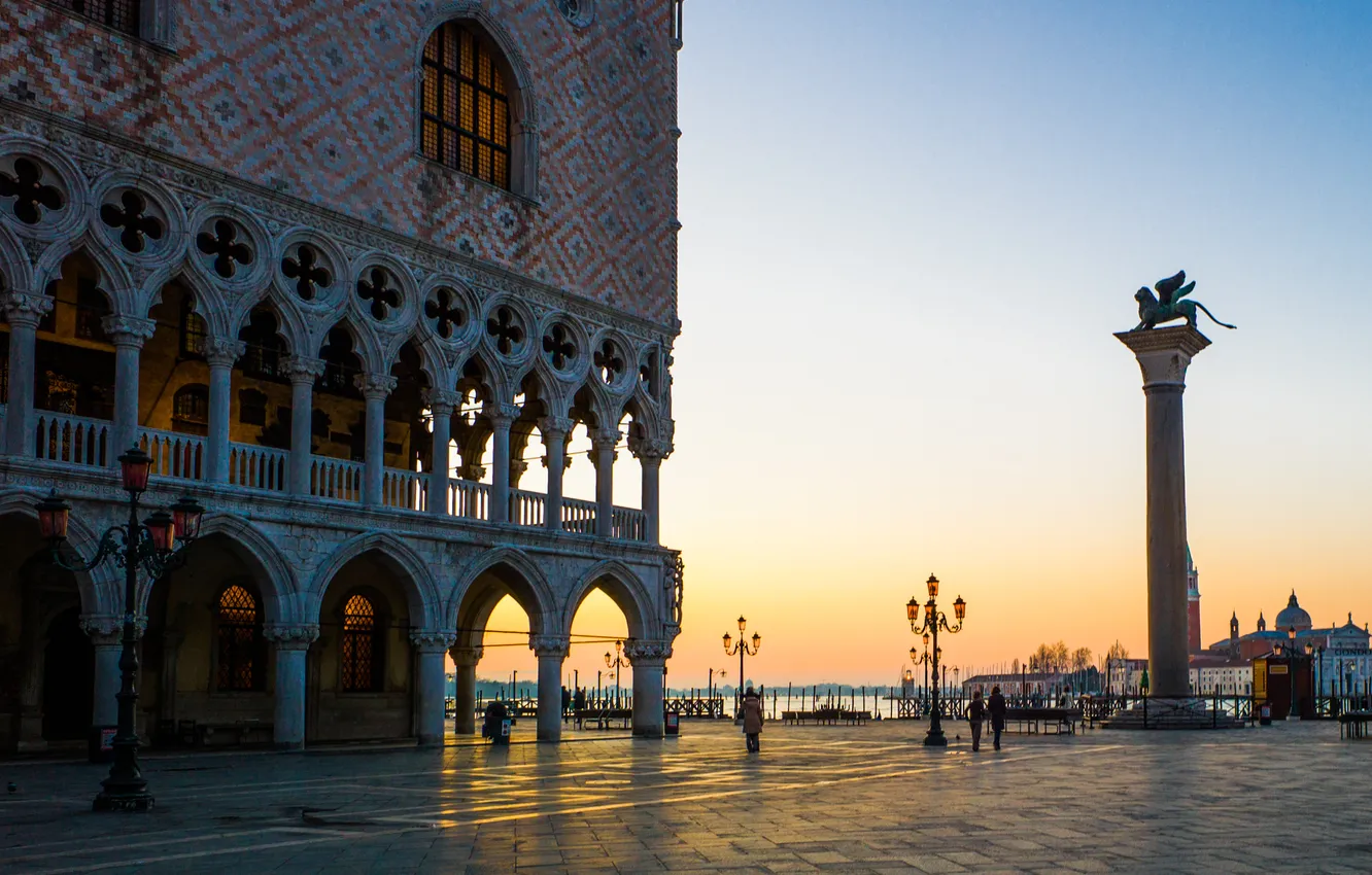 Photo wallpaper the sky, dawn, people, morning, Italy, Venice, the Doge's Palace, Piazzetta