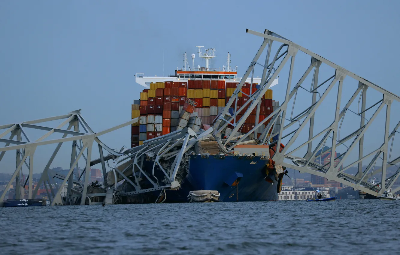 Photo wallpaper crash, bridge, A container ship