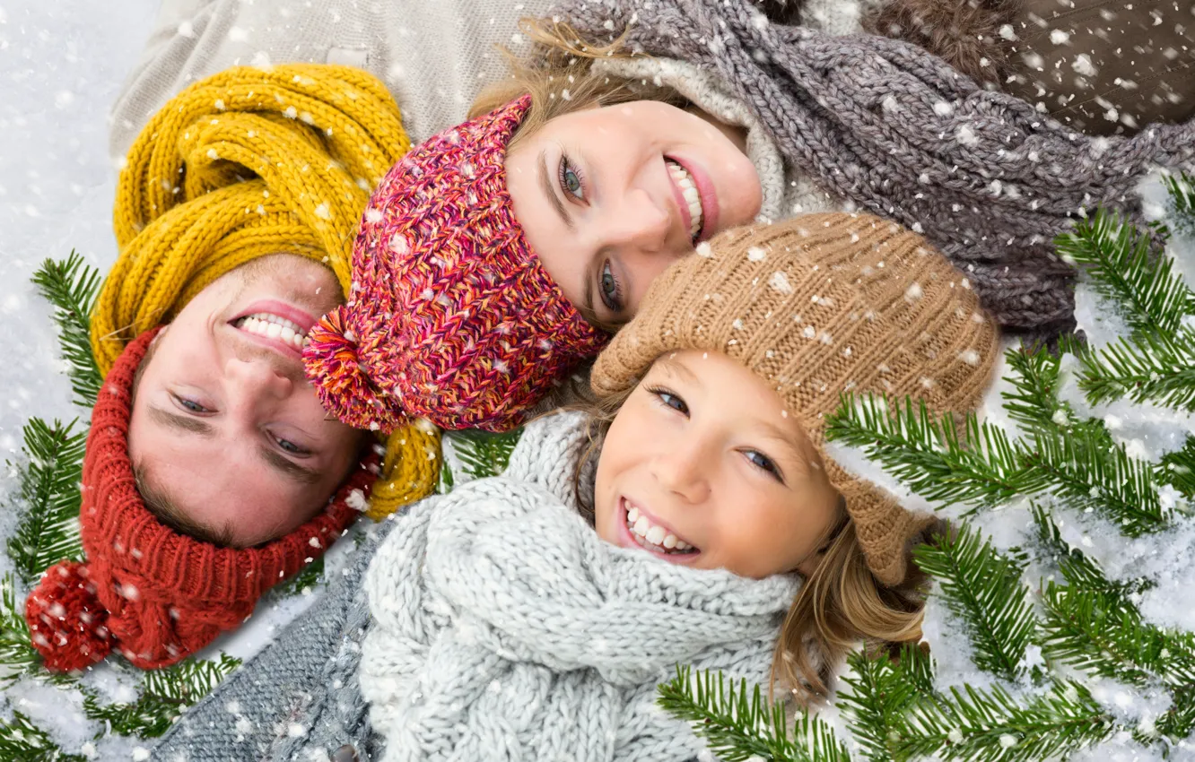 Photo wallpaper winter, snow, branches, smile, holiday, new year, spruce, family