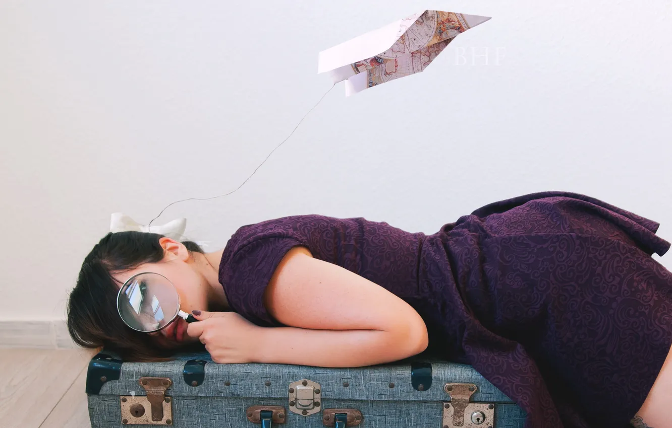 Photo wallpaper girl, the situation, suitcase, magnifier