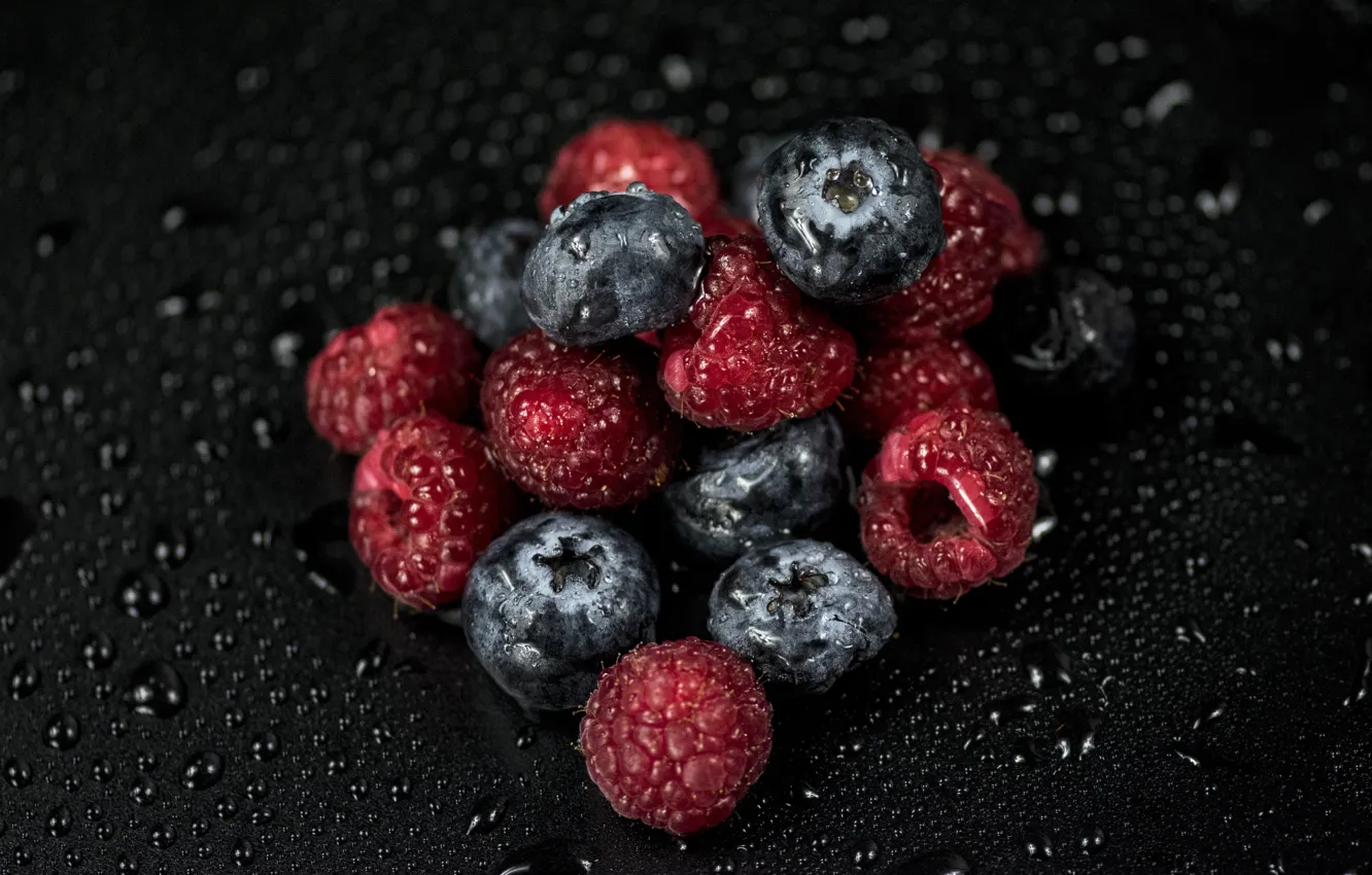 Photo wallpaper drops, berries, raspberry, blueberries