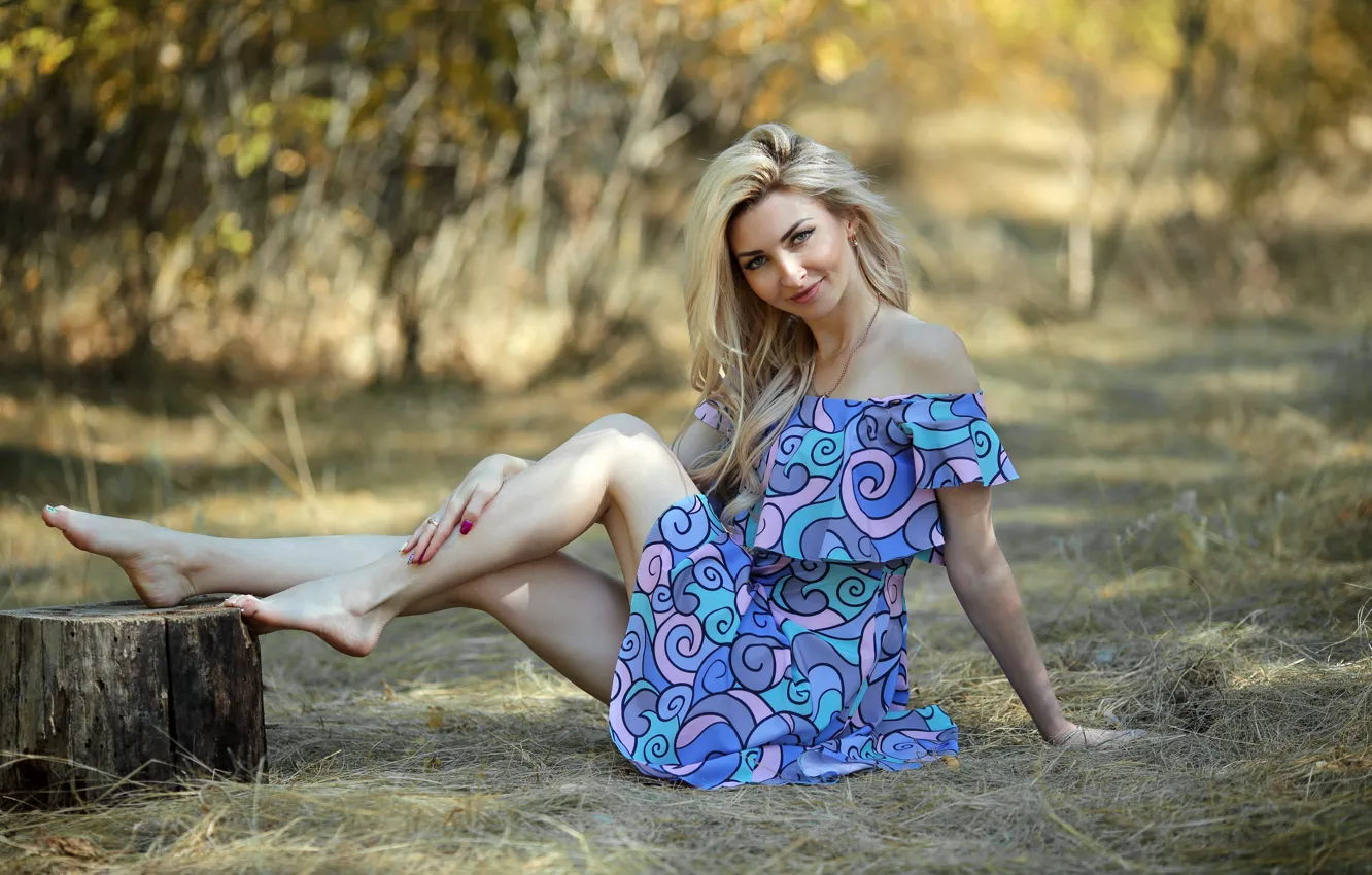 Photo wallpaper grass, look, the sun, pose, model, stump, portrait, makeup