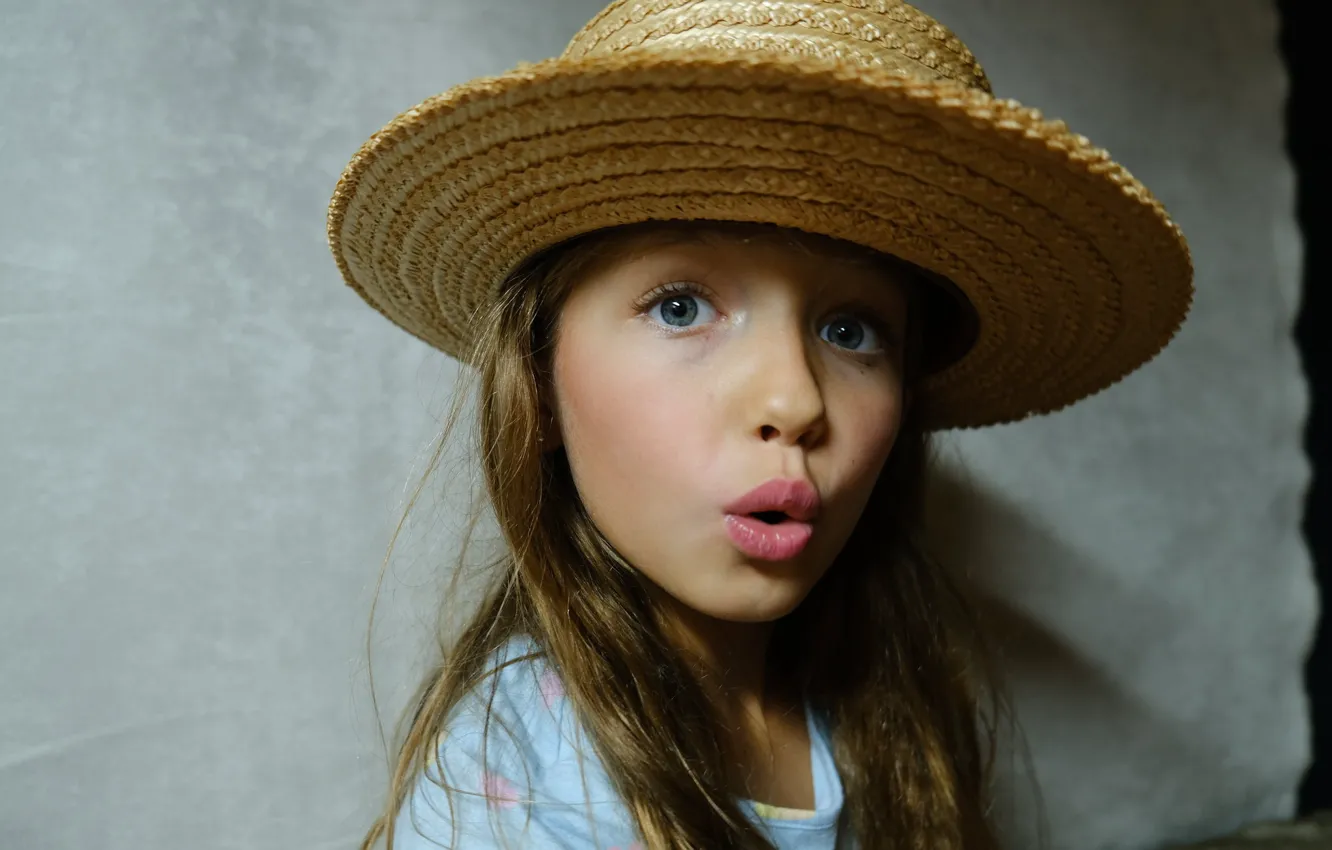 Photo wallpaper girl, face, surprise, hat