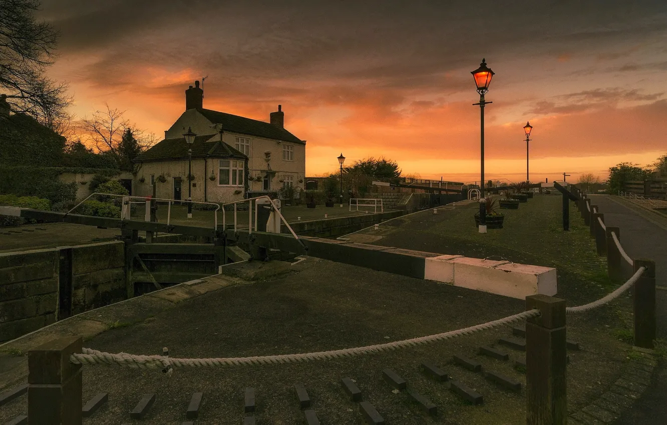 Photo wallpaper England, home, lights, gateway, Beeston