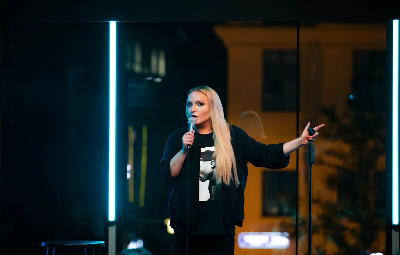 Photo wallpaper glass, girl, blonde, microphone, long hair, comedian, speech, Irina Myagkova