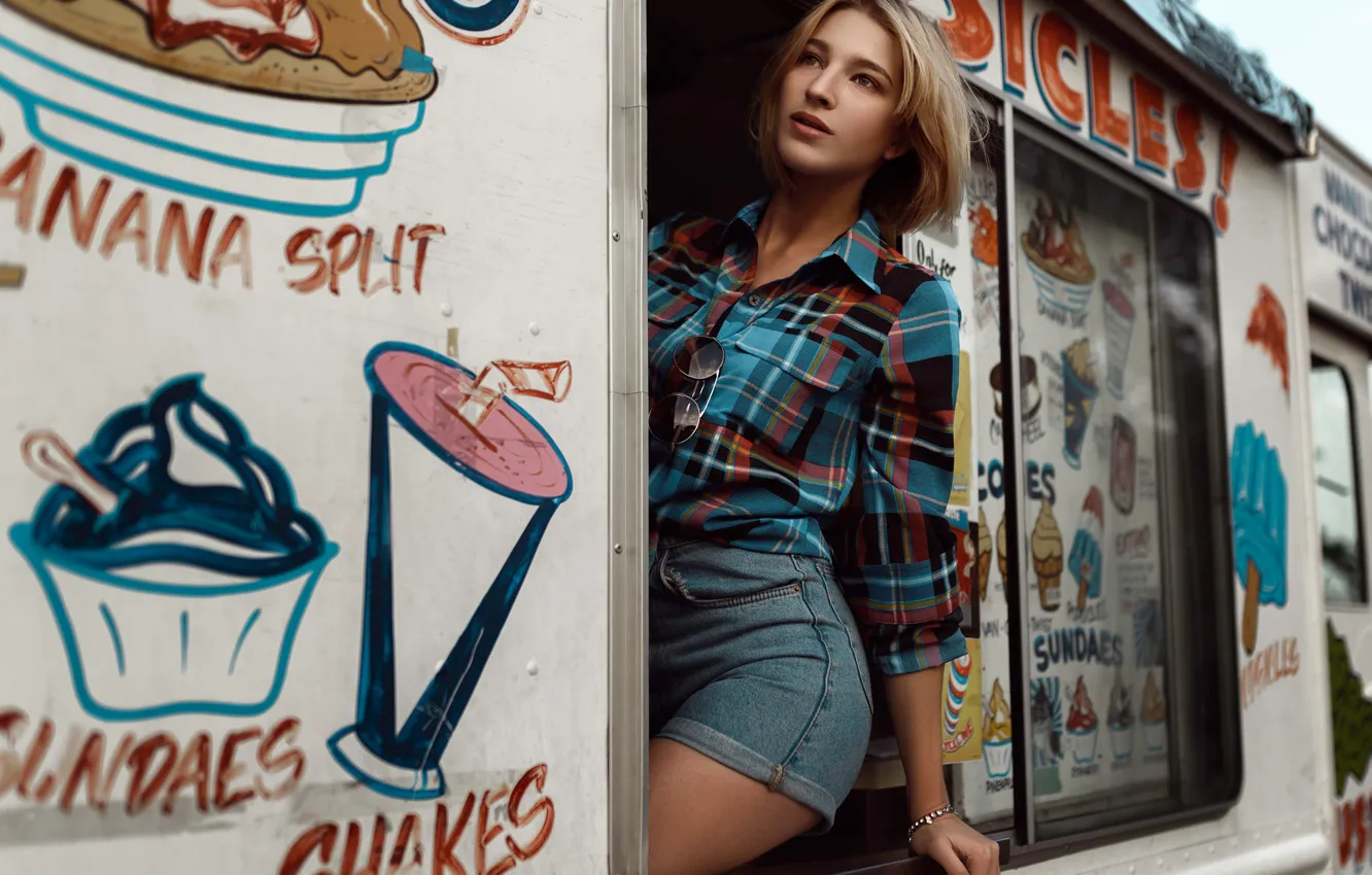 Photo wallpaper girl, shorts, figure, glasses, hairstyle, van, shirt, Peeps