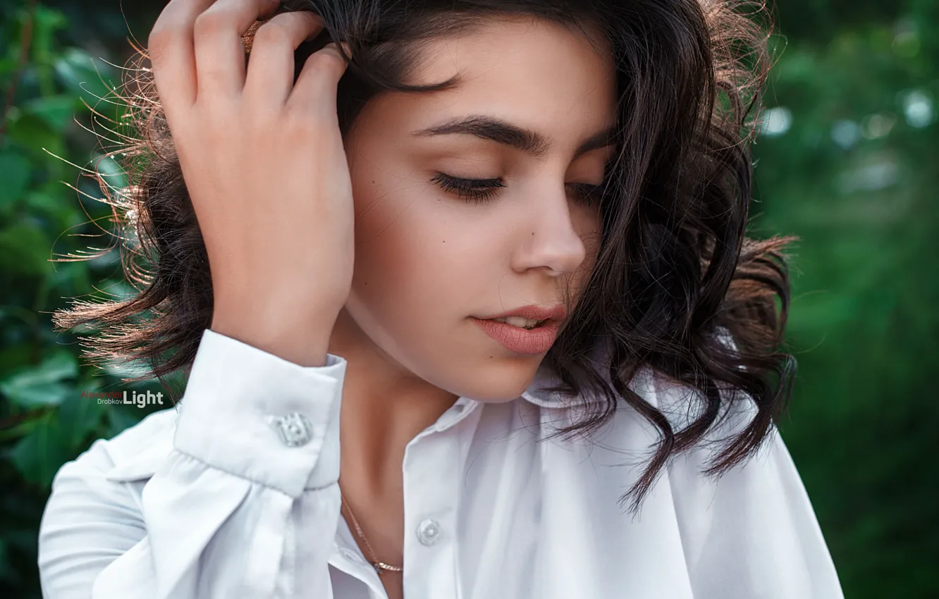 Photo wallpaper the sun, face, pose, model, portrait, hands, makeup, brunette