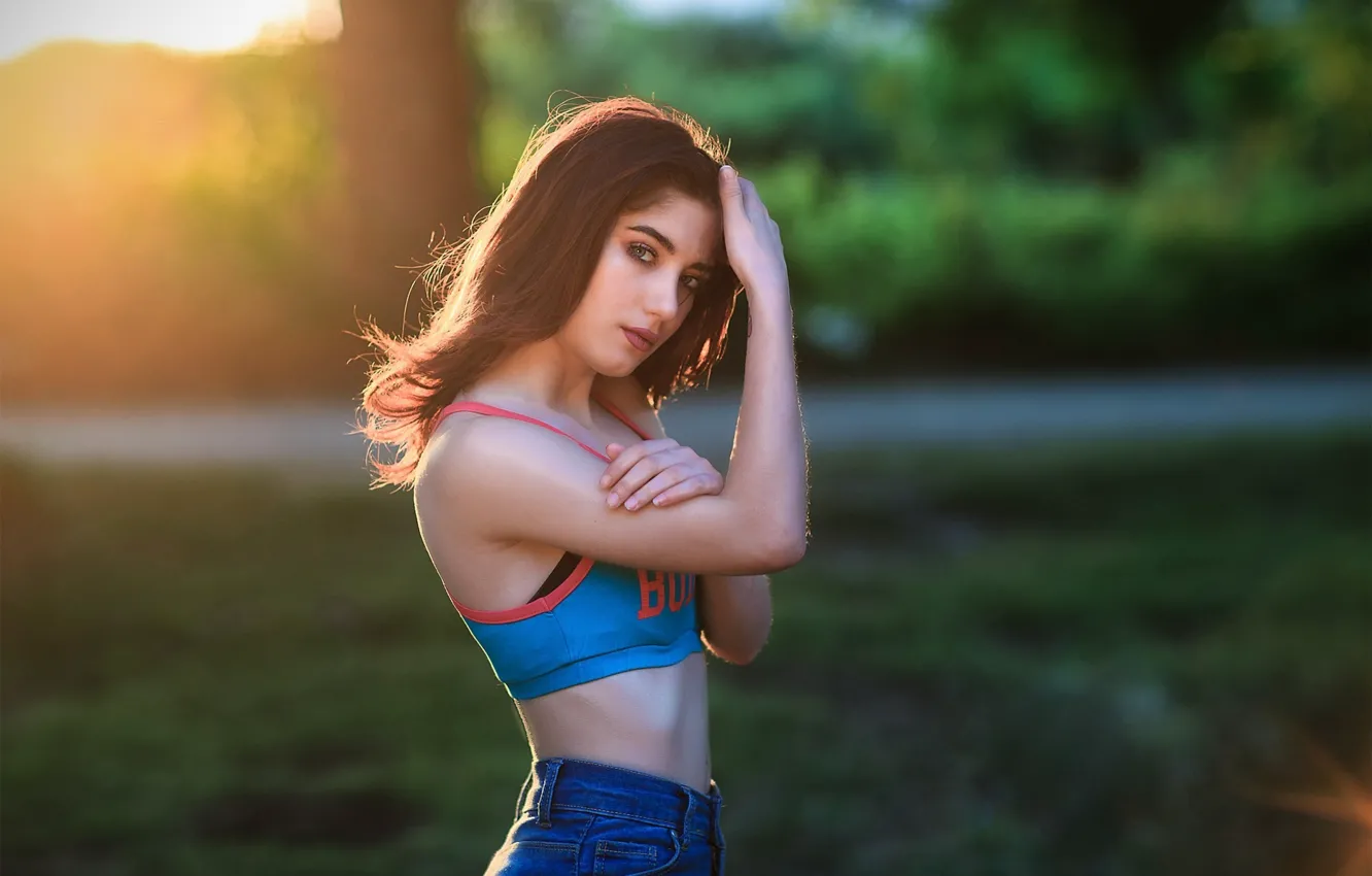 Photo wallpaper greens, look, girl, the sun, nature, pose, jeans, makeup