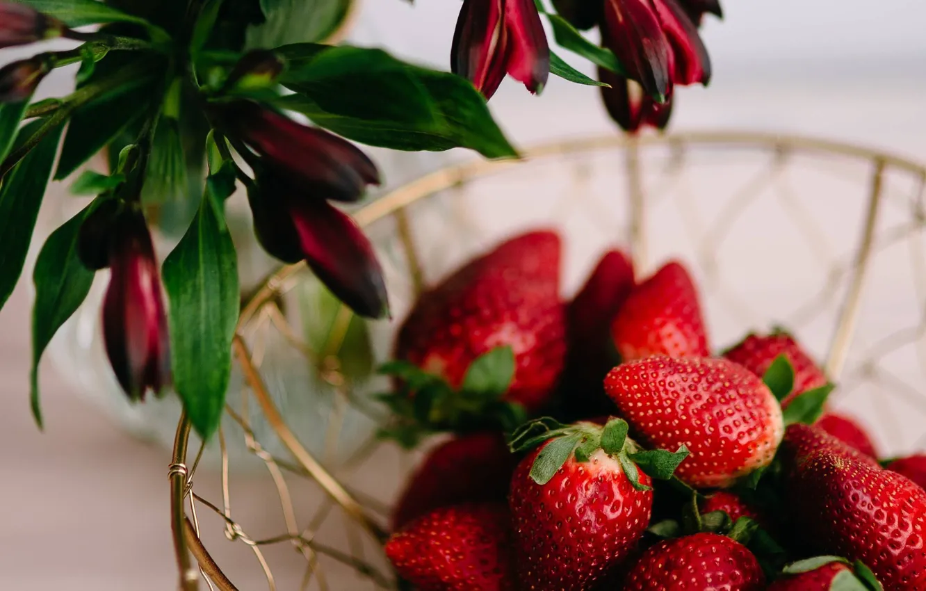 Photo wallpaper leaves, flowers, red, berries, table, bouquet, blur, strawberry