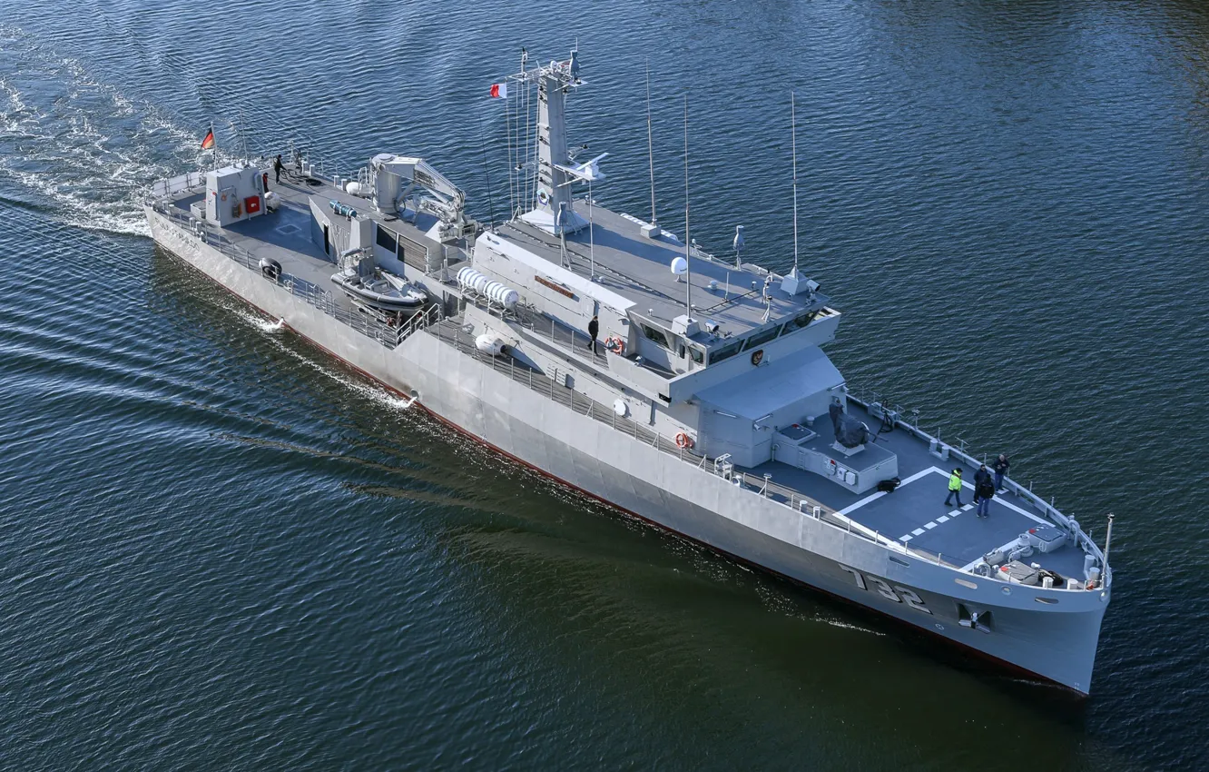 Photo wallpaper minelayer, The Navy of Indonesia, Pulau Fanildo