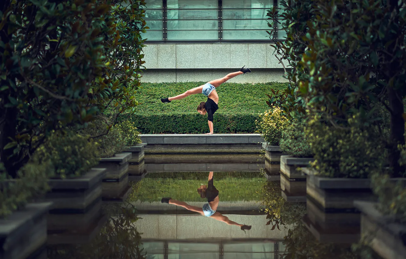 Photo wallpaper reflection, dance, twine, stretching, Samantha Moon